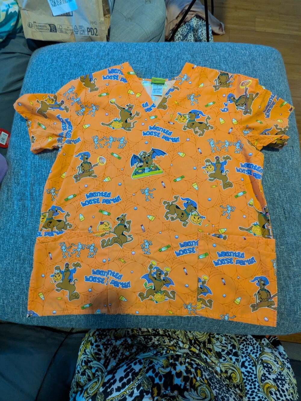 Scooby-Doo Haunted House Party Halloween Orange Print Scrub Top Sz L